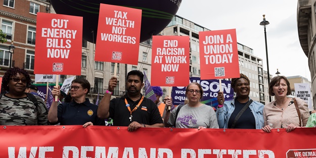 İngiltere'de binlerce kişi pahalılığa karşı yürüdü: Maaşları artırın