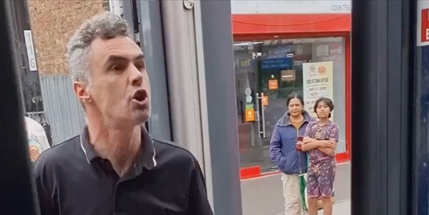 İngiltere'de bir kişi otobüs şoförüne tükürüp Müslümanlara hakaret etti