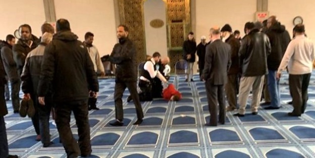 İngiltere'de bir saldırgan camide namaz kılan müezzini bıçakladı