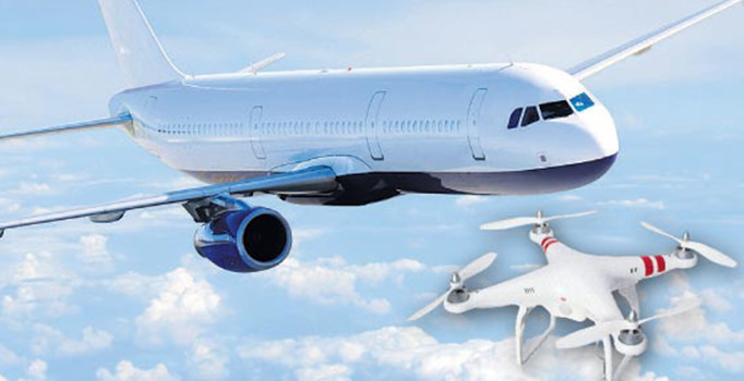 İngiltere'de dron, yolcu uçağına çarptı