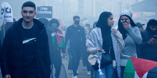 İngiltere'de Filistin'e destek için toplanan göstericilere polis müdahalesi