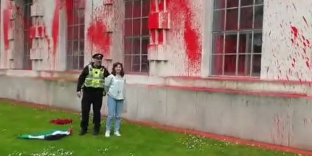 İngiltere'de Gazze protestosu! Savunma Bakanlığı binasını kırmızıya boyadılar