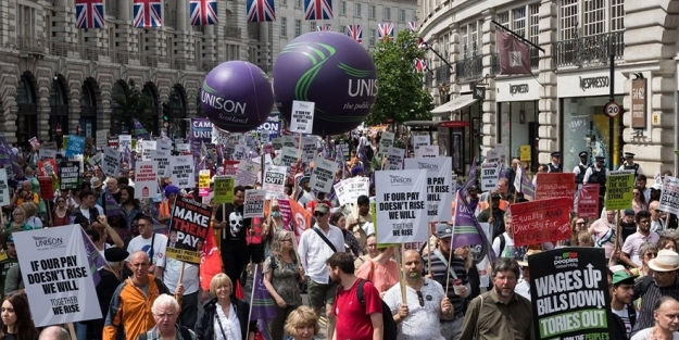 İngiltere’de halk kapital düzene isyan etti: Zenginleri vergilendirin!