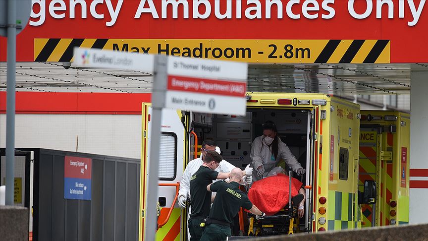 İngiltere'de hükümet Kovid-19'a kayıtsız kalmakla suçlandı