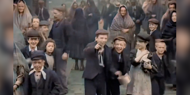 İngiltere'de ilk kez kamera gören çocukların tepkisi!