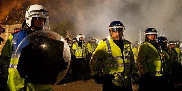 İngiltere'de İslam karşıtı yürüyüş