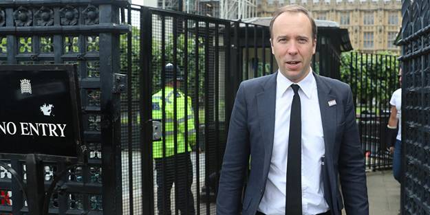 İngiltere'de istifa eden sağlık bakanının gidişini kebapla kutladılar!