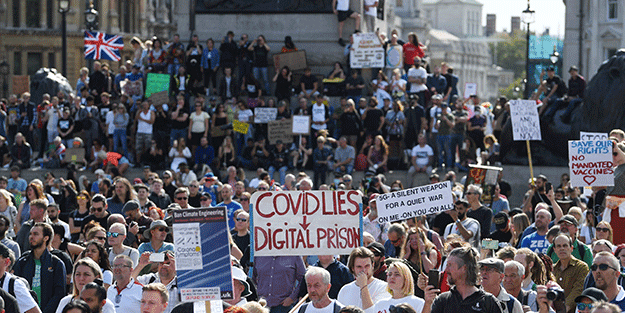 İkinci dalganın yaşandığı Avrupa ülkesinde halk sokağa indi