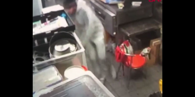 İngiltere'de kebapçıya silahlı baskın yapıldı! Ölü taklidi hayat kurtardı