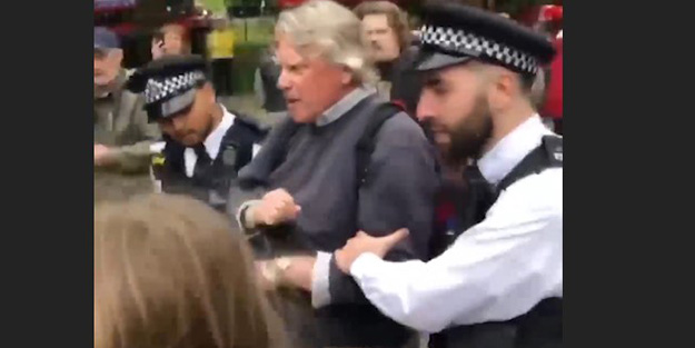 İngiltere’de korona kısıtlamaları böyle protesto edildi