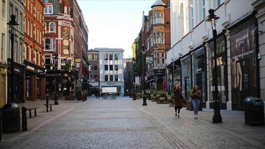 İngiltere'de Kovid-19 nedeniyle can kaybı 9 bin 875 oldu