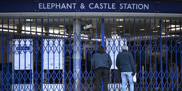 İngiltere'de kriz derinleşiyor! Bu sefer de demiryolu işçileri ayaklandı