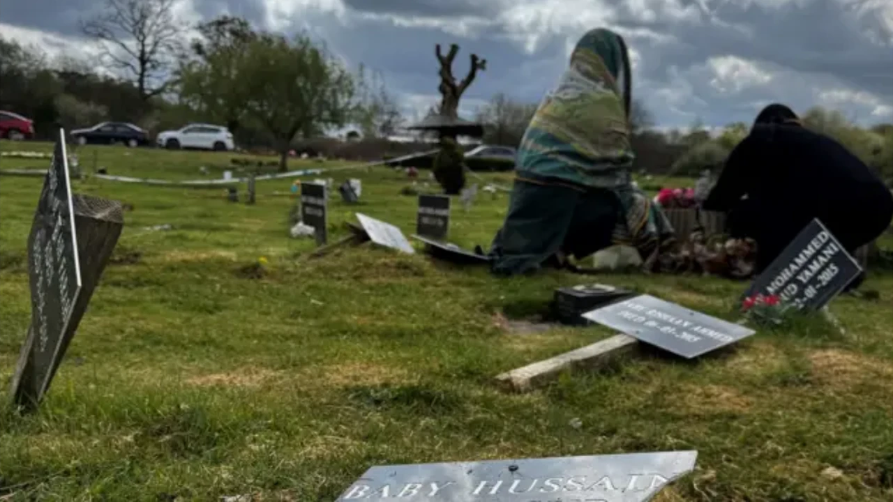 İngiltere'de Müslüman çocuklara ait mezarlar tahrip edildi!