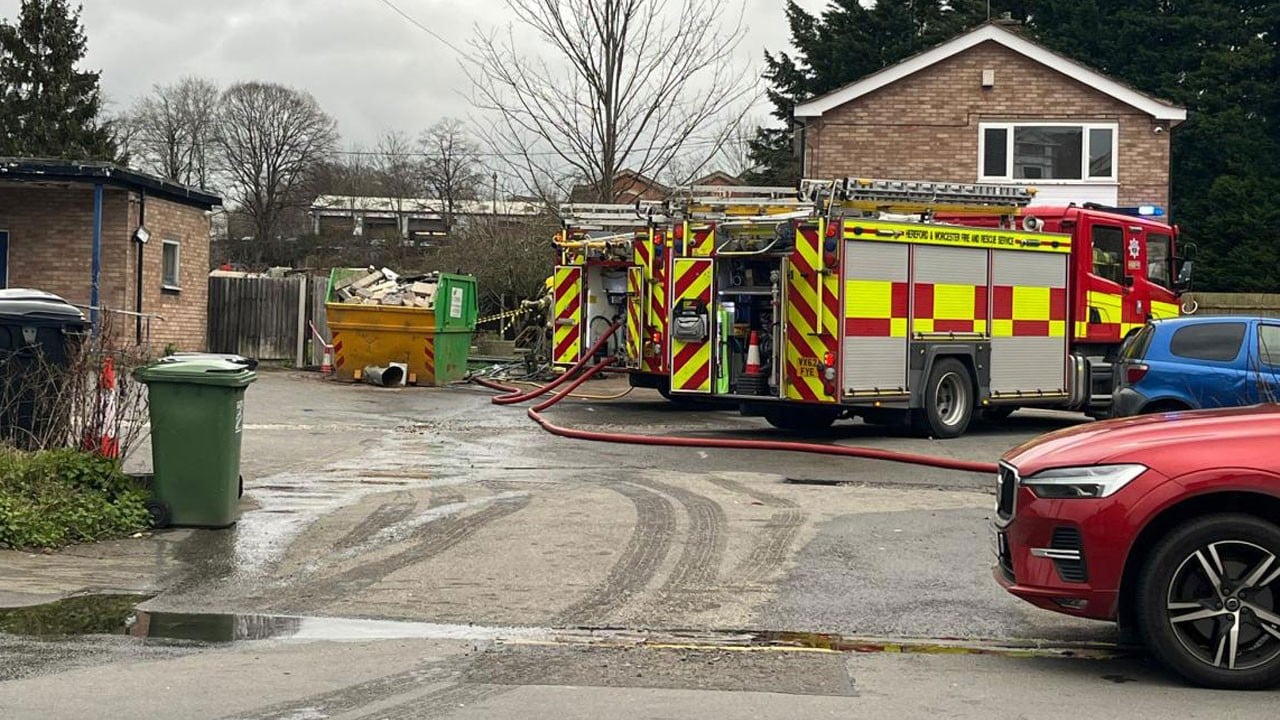 İngiltere’de neler oluyor? Camiye baltalı çekiçli saldırıyı cemaat önleyince, Müslümanların merkezini yaktılar