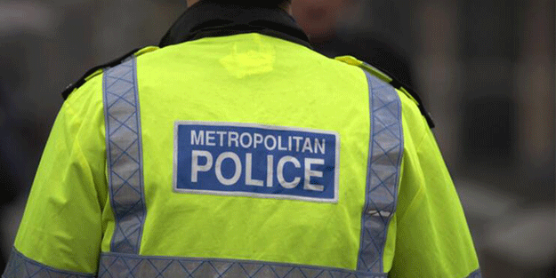 İngiltere’de otomobil okula daldı