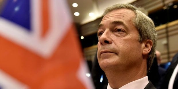 Ve İngiltere'de bir istifa daha...