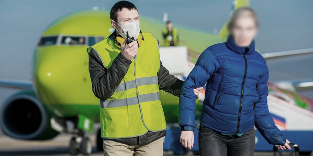 İngiltere'de Rus ajanı olduğundan şüphelenilen kişi havaalanında...