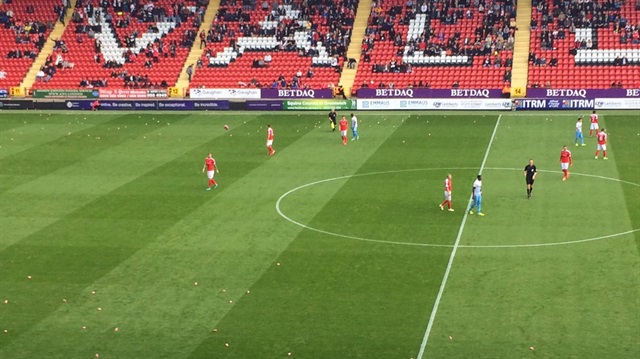 İngiltere'de sahaya oyuncak attılar maçı durdurdular