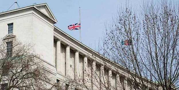 İngiltere'de şok olay! Savunma Bakanlığına ait gizli belgeler otobüs durağında bulundu