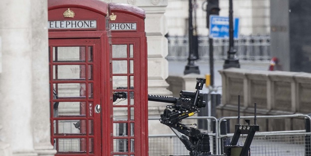 İngiltere'de şüpheli paket paniği! Cadde trafiğe kapatıldı