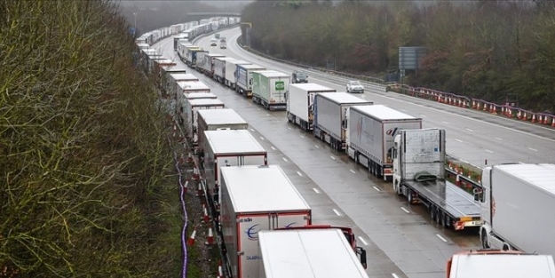 İngiltere'de büyük virüs paniği! Zaman geçtikçe uzuyor