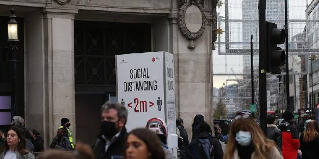 İngiltere'de yeniden maske takma zorunluluğu getirildi