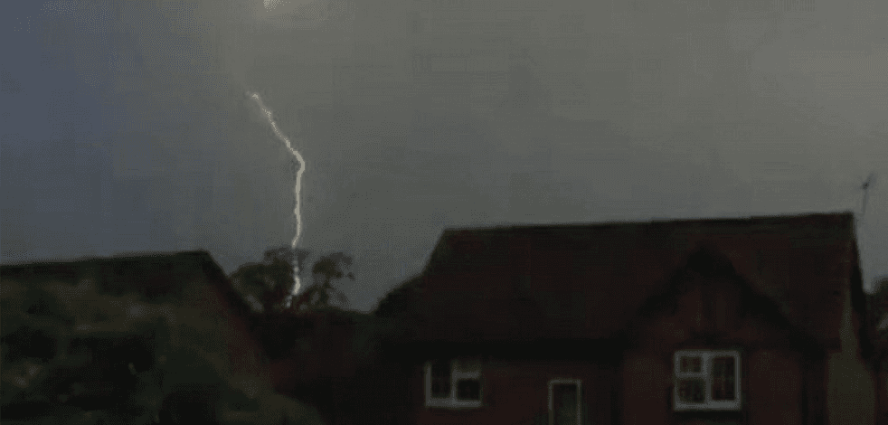 İngiltere'de yıldırım: Evlerde hasar meydana geldi