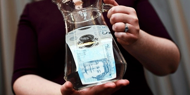 Yırtılmayan ve ıslanmayan para piyasa sürüldü