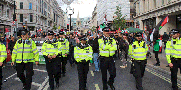 İngiltere'deki Filistin'le dayanışma yürüyüşünde gözaltına alınanların sayısı 15'e yükseldi