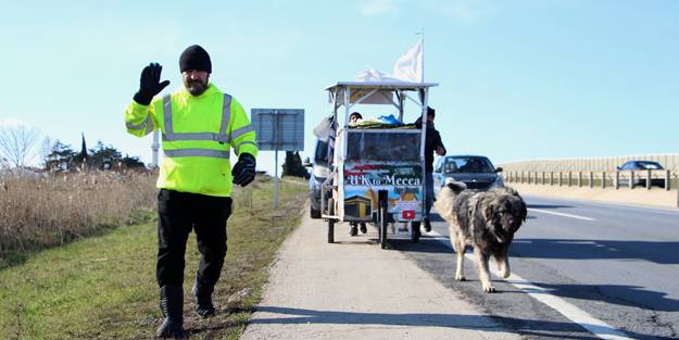 İngiltere'den hac için yürüyerek yola çıktı, İstanbul'a ulaştı!