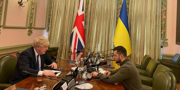 Kiev'e sürpriz ziyaret! Johnson ve Zelenskiy baş başa görüştü