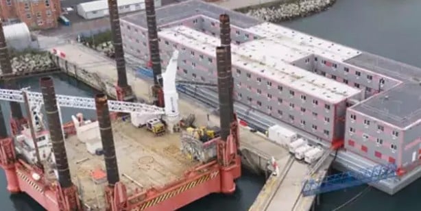 İngiltere'nin çok tepki alan ve tartışılan 'cezaevi gemisi' yeniden devrede! Güvenli bölgede demirli