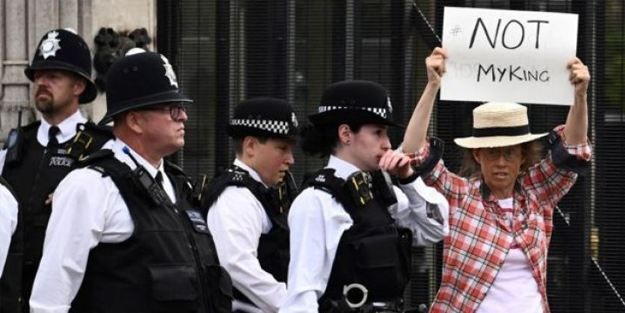 İngiltere'de ifade özgürlüğü: 'Benim kralım değil' dedi tutuklandı!