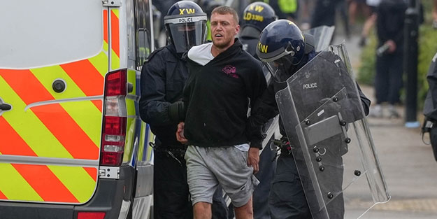 İngiltere'nin Plymouth kentinde aşırı sağcılar sokaklara çıktı