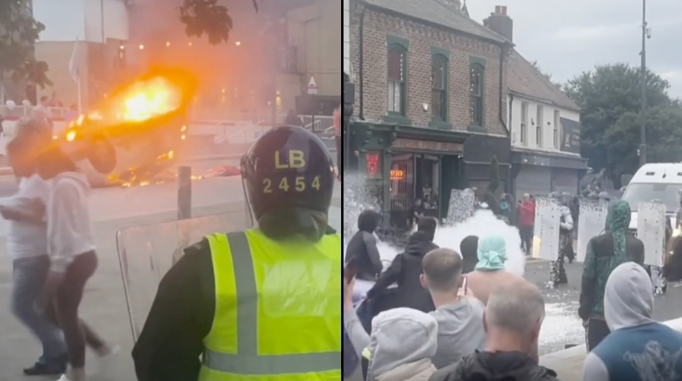 İngiltere'nin Sunderland kentinde faşistler camiye saldırdı! Polisle çatıştı ve araç yaktı