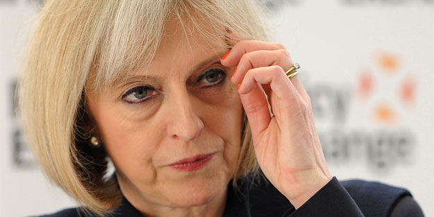 Theresa May görevine resmen başladı