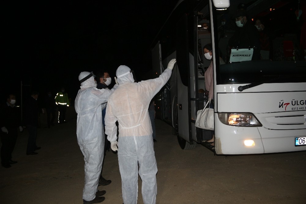 İngiltere’ye turist olarak gitmişlerdi, 61 Türk vatandaşı Türkiye’ye getirildi 