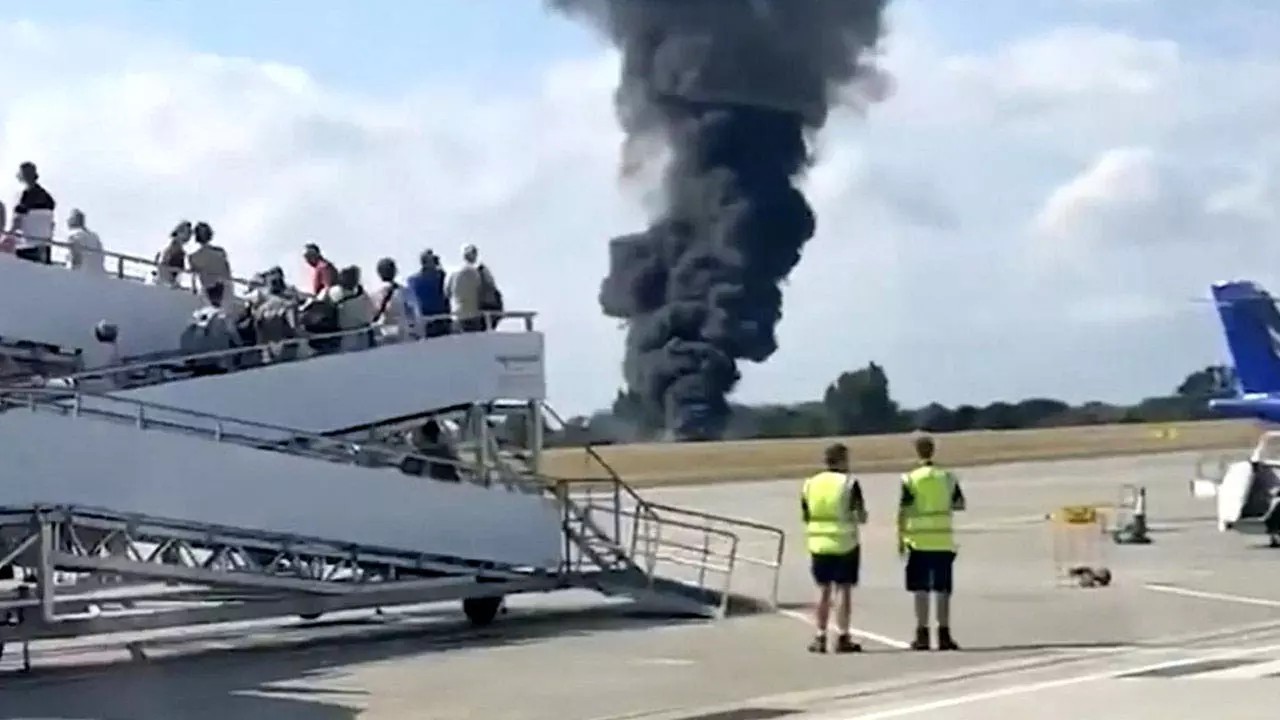 İngiltere’yi sarsan kaza! Yolcu uçağı yere çakılıp, alev topuna döndü