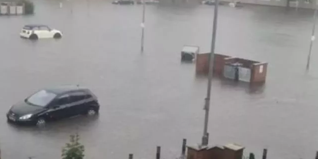 İngiltere’yi sel vurdu: Araçlar su altında kaldı