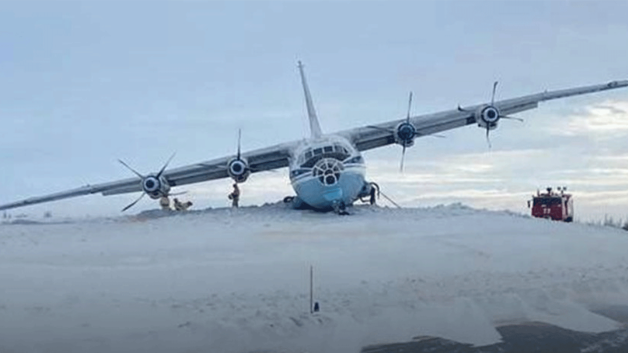 İniş takımları arızalanan kargo uçağı pistten çıktı!