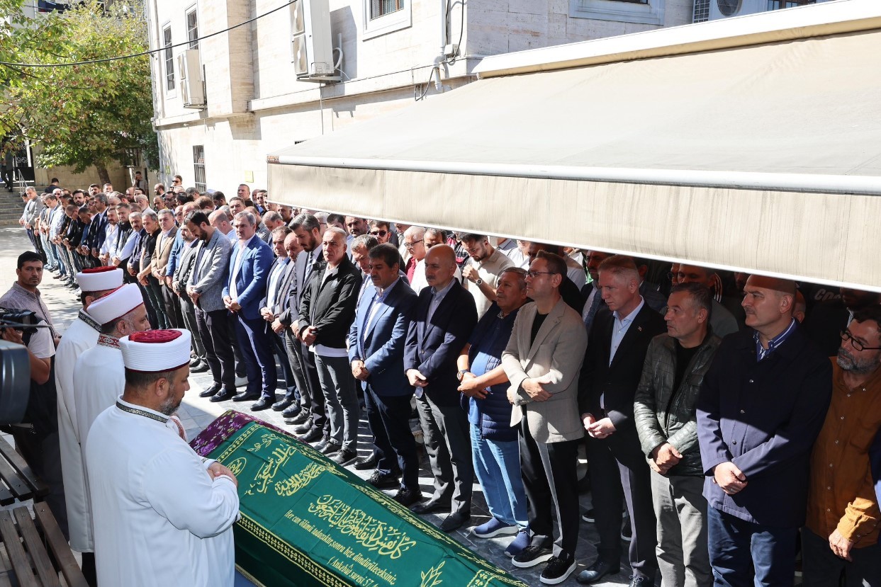 İnna lillahi ve inna ileyhi raciun… Yasin Kartoğlu’nun annesi dualarla uğurlandı