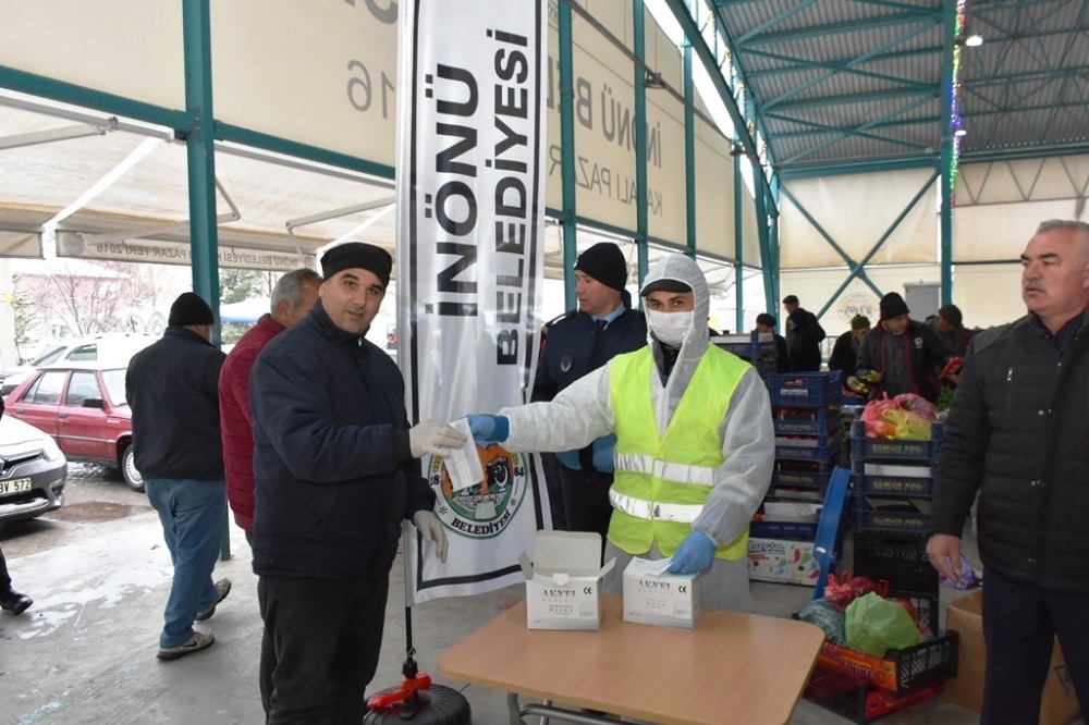 İnönü Belediyesi Korona virüse karşı ücretsiz maske dağıttı 