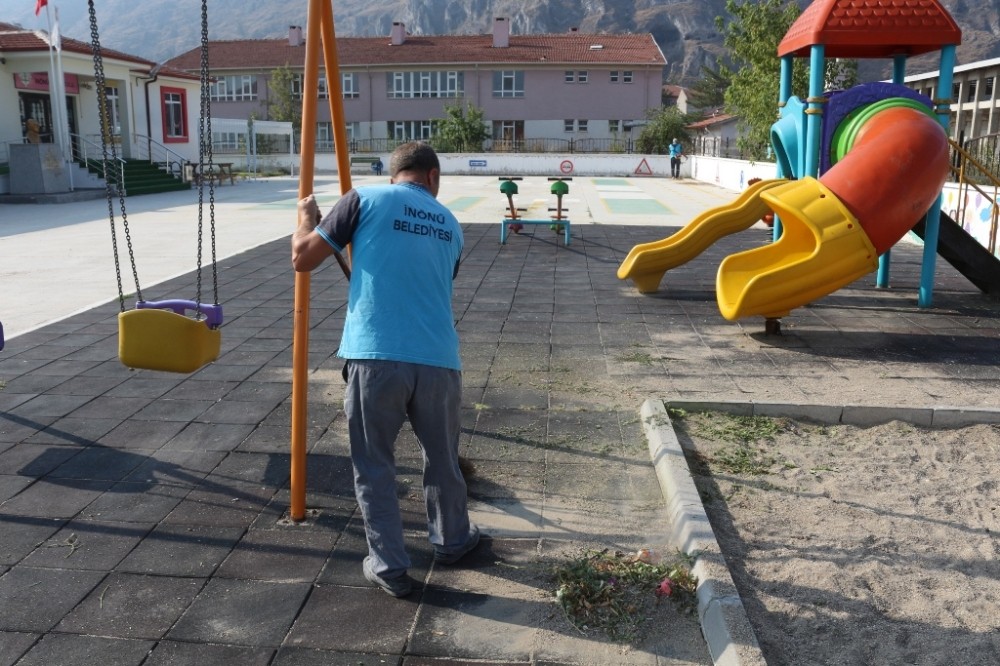 İnönü Belediyesi okul bahçelerinde temizlik seferberliğine başladı 