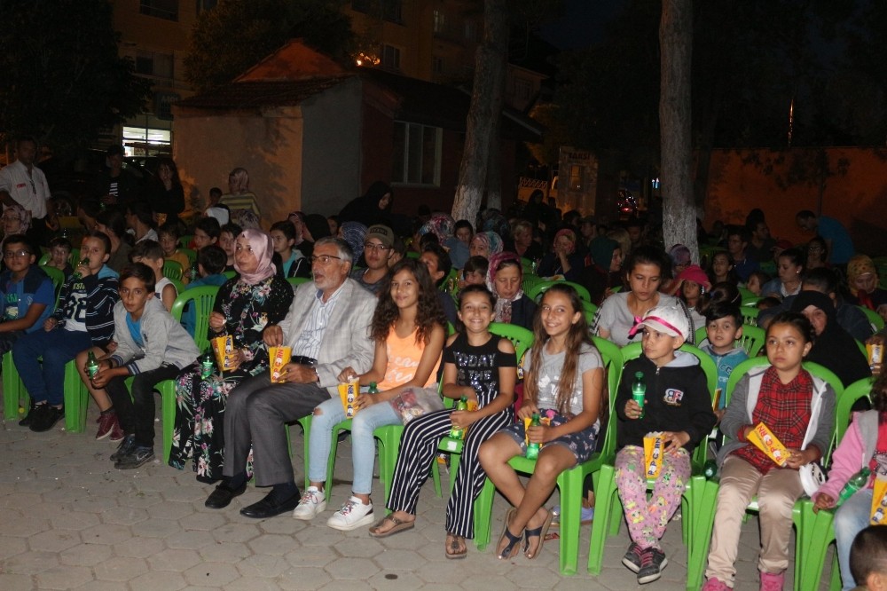 İnönü’de açık hava sinemasına yoğun ilgi devam ediyor 