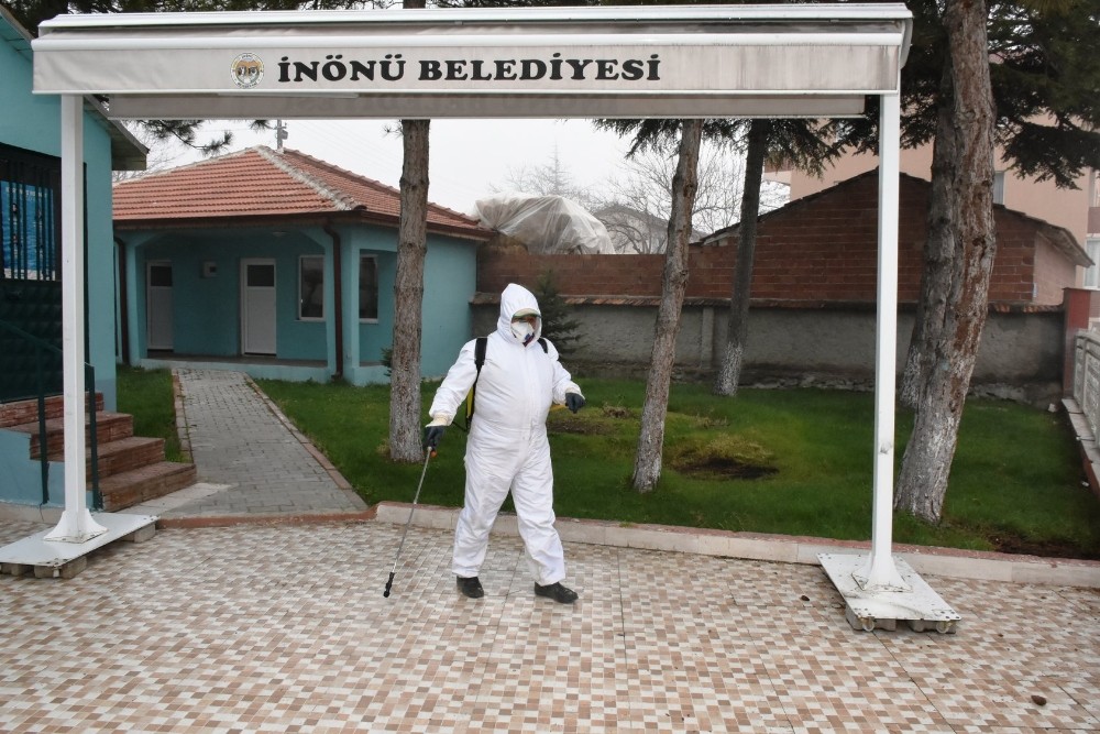 İnönü’de dezenfekte ve ilaçlama çalışmaları aralıksız devam ediyor 