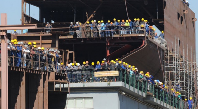İnşa edilen rüzgar türbini destek gemisi denize indirildi
