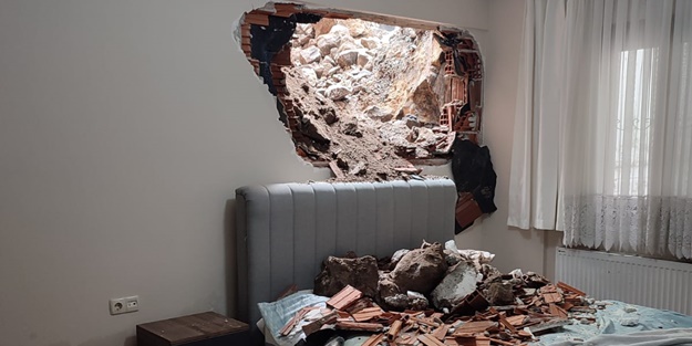 İnşaat çalışması sırasında bir evin duvarı yıkıldı