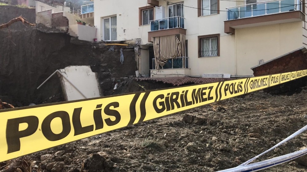 İnşaat çalışması sırasında yan bina kaydı, vatandaşlar tahliye edildi 