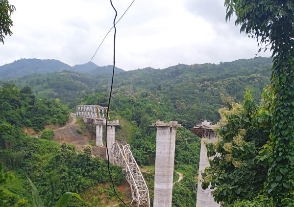 İnşaat halindeki demiryolu köprüsü çöktü: 17 ölü
