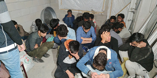 İnşaat halindeki evden 20 düzensiz göçmen çıktı!